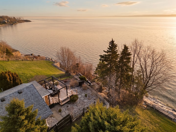 Port Dover, Canada home: Waterfront cottage w/lake views from deck