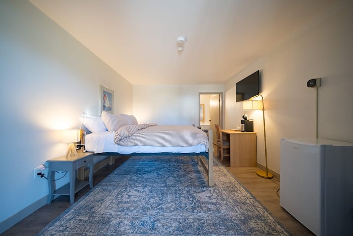 Port Dover, Canada home: Relaxing King Suite • Walk to the Beach• Sleeps 2
