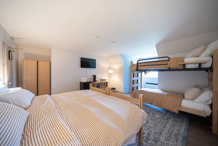 Port Dover, Canada home: Suite for 4 • King Bed • Wi-Fi • Near Beach