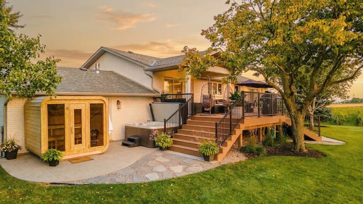 St. Catharines, Canada home: Vineyard Sunset House | Views | Hot Tub | Sauna