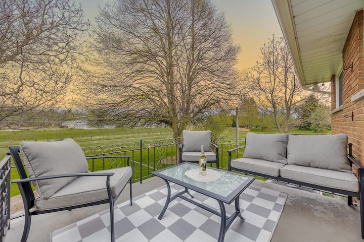 Lincoln, Ontario home: Escape To Our Riesling Retreat With Vineyard Views