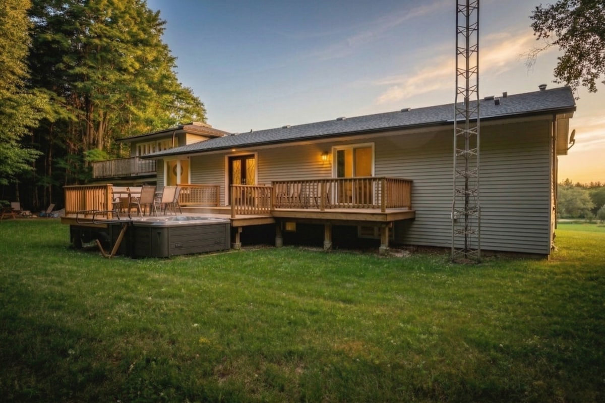 Chatsworth, Canada home: Private Estate w/ Backyard Hot Tub, Fire Pit, BBQ