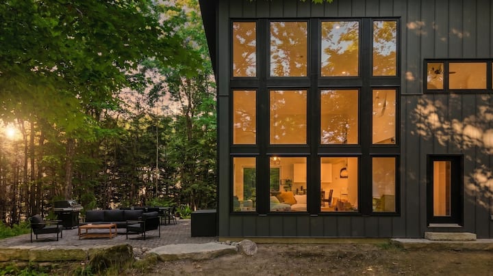 Luxury Lakefront Cottage - Dock, Lake, Beach, BBQ in Gooderham, Ontario