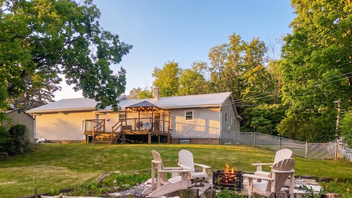 Bridgenorth, Canada home: 4BDRM Family Getaway with firepit, fenced yard, and deck