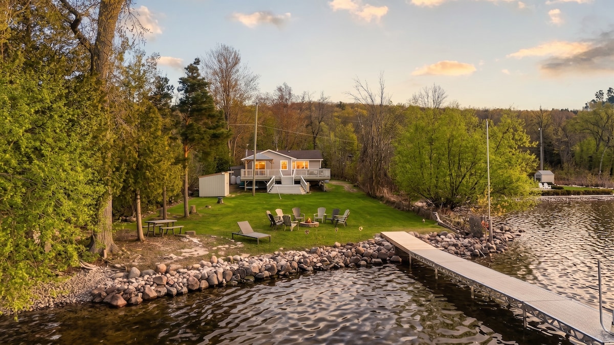 Lakefront 5BR Cottage · Fire Pit, BBQ & Water Toys