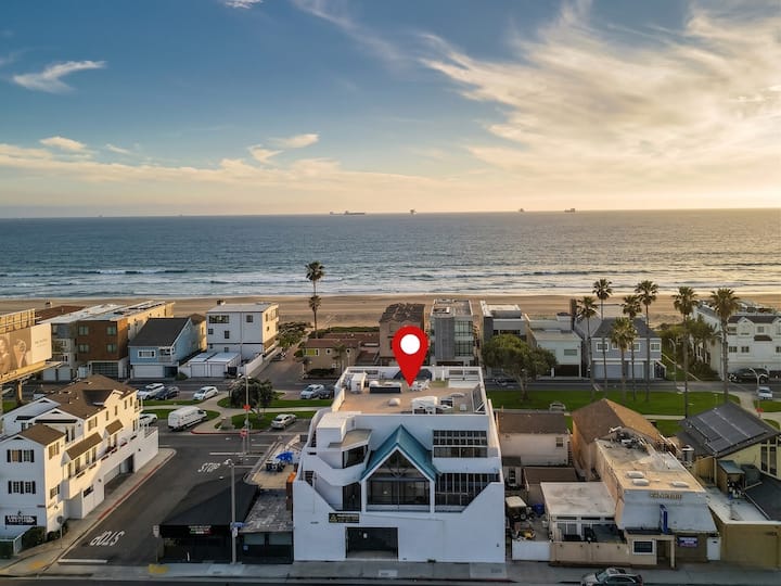 Huntington Beach, California home: Ocean View Penthouse: Rooftop Patio | Beach Access