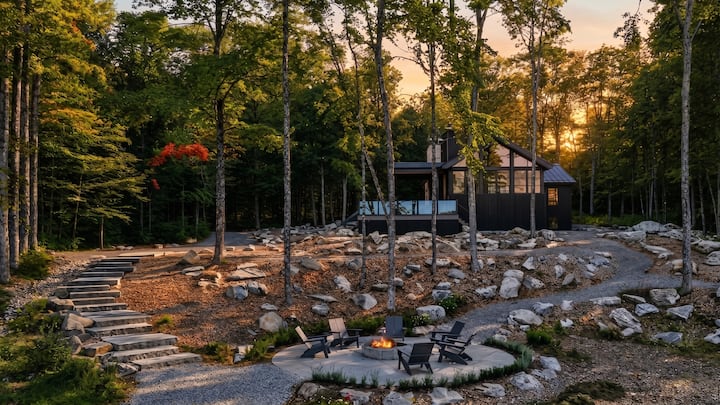 Trent Lakes, Canada home: Lakefront Cottage w/ Hot Tub, BBQ, Firepit & Dock
