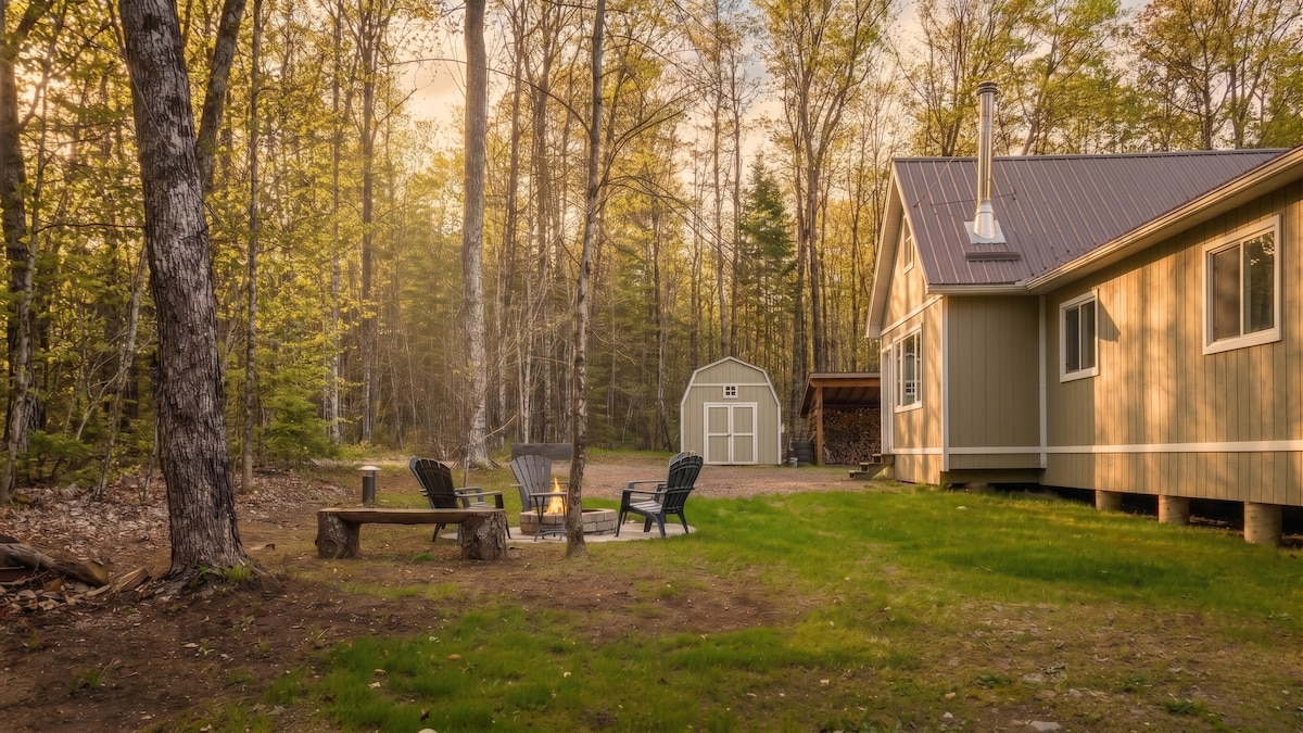 Harcourt, Canada home: 3BR Nearby Lake Cabin w/ Fireplace, Firepit & BBQ