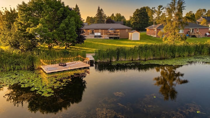 Lake Escape | Hot Tub, BBQ, Fireplace & Pool Table