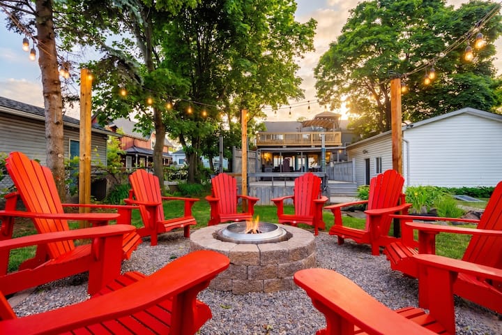Hamilton, Ontario home: Lakefront Haven: 6BR Cottage with Hot Tub & Views