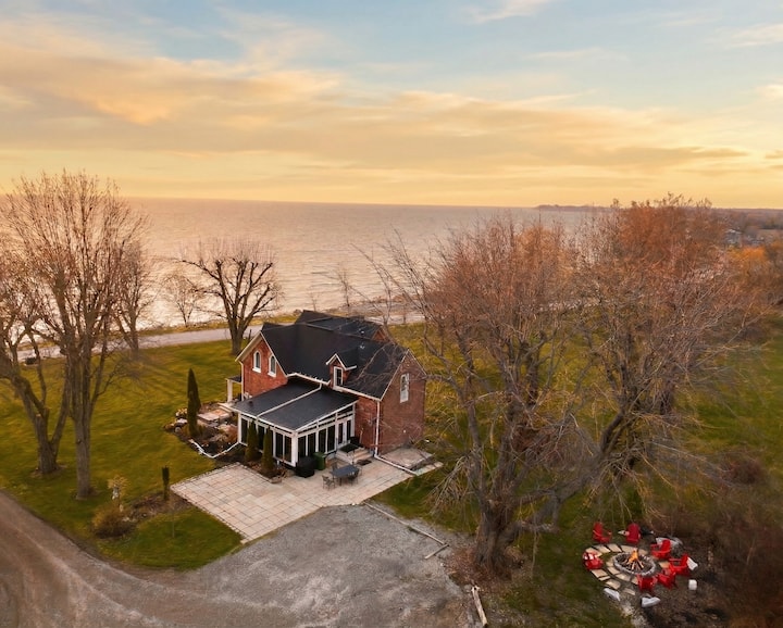 Lakefront Escape four-bedroom cottage with beach and fire pit in Dunnville, Canada