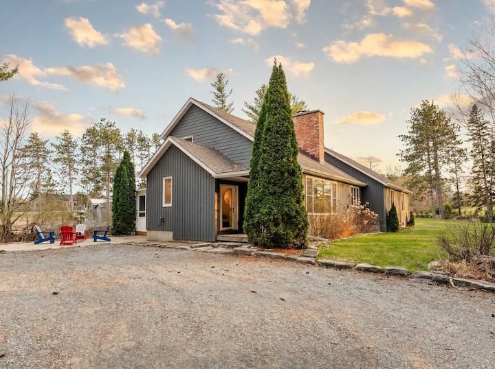 Pigeon Lake Family Retreat: Beach & Resort Access in Kawartha Lakes, Canada