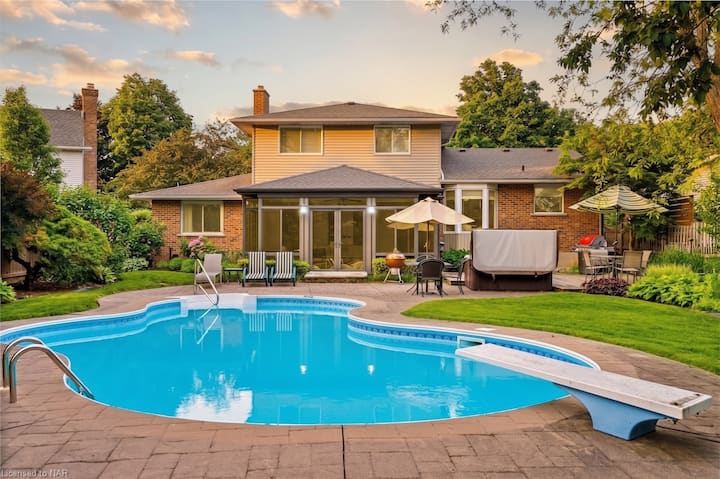 Niagara-on-the-Lake, Ontario, Canada home: Winery Escape Oasis | Pool | Hot Tub | BBQ | Bar
