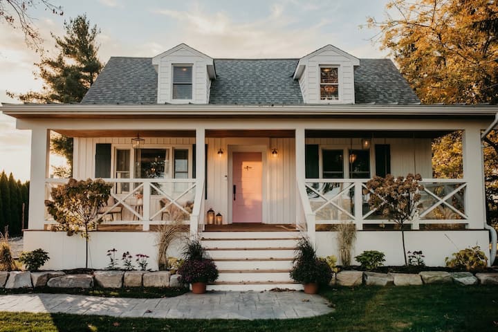 Niagara-on-the-Lake, Canada home: Pink Door Farmhouse NOTL | Hot Tub | Swing | BBQ