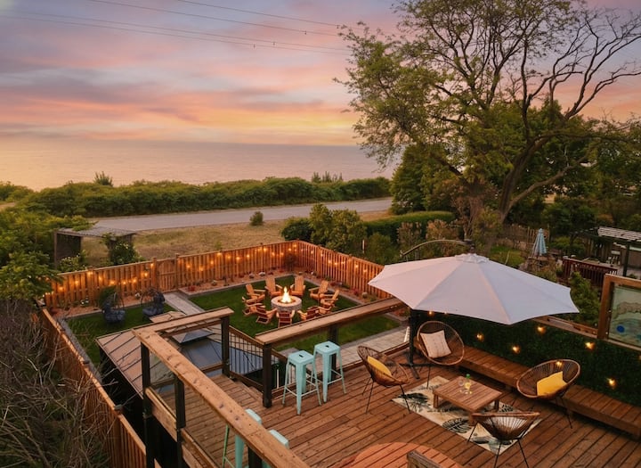 Hamilton, Canada home: Beachfront Escape | Lakeview deck, Hot Tub, Games
