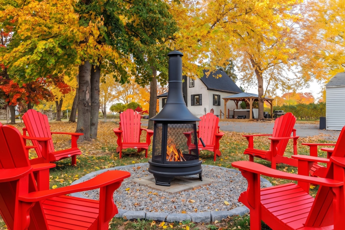 Niagara-on-the-Lake, Ontario home: Orchard House | Peach Orchard Views | Hot Tub