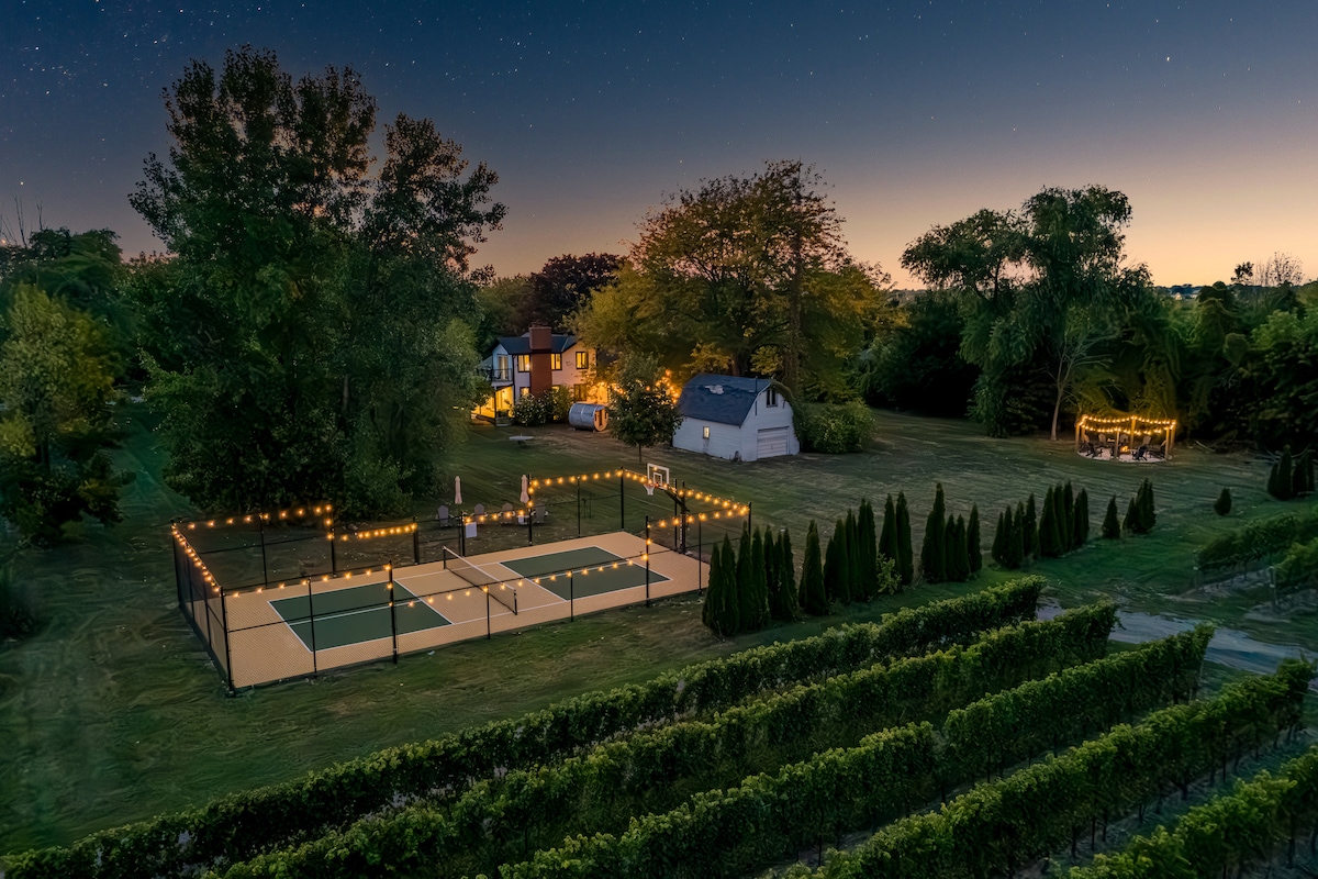 Niagara-on-the-Lake, Ontario home: The Pearl on Vines: Pickleball Court-Hot Tub-Sauna